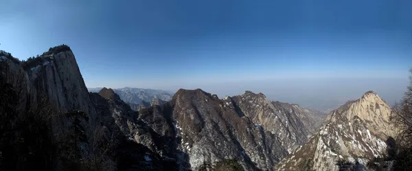 Huashan 2154.9 meters above sea level is one of the famous Chinese saying, winter wonderland Mountain peaks gives a sense of beauty. — Stock Photo, Image