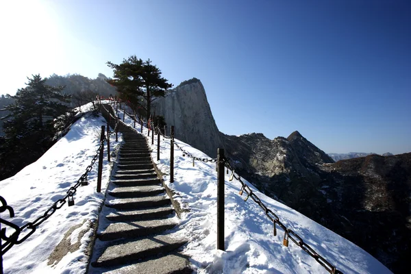 Huashan 2154.9 meter över havet är en av Kinas berömda säger, detta är huashan bergsväg — Stockfoto