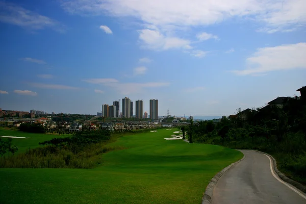 Поле для гольфа международного стандарта с 18 лунками в Чунцине — стоковое фото