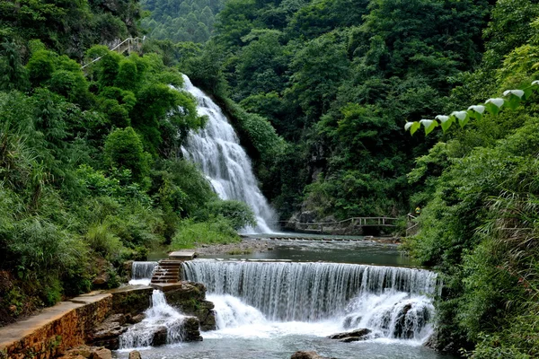 Guang'an providence údolí soutěsky staré Longtan vodopád bílého draka — Stock fotografie