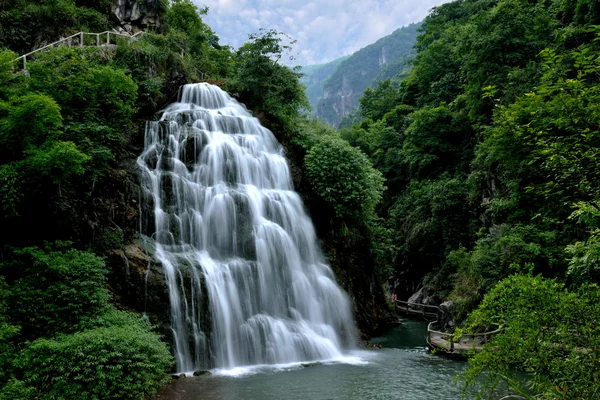 Guang'an voorzienigheid vallei kloof oude Longtan waterval White Dragon — Stockfoto