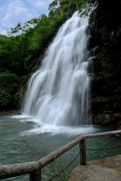 Guang 'an Vorsehung Tal Schlucht alten langen Wasserfall weißen Drachen — Stockfoto