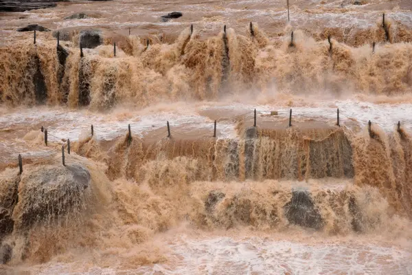 Знаменитый водопад Хукоу на реке Хукоу — стоковое фото