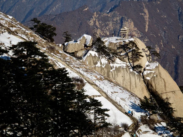 Shaanxi huashan omringd door bergtoppen van de "Schaken paviljoen" — Stockfoto