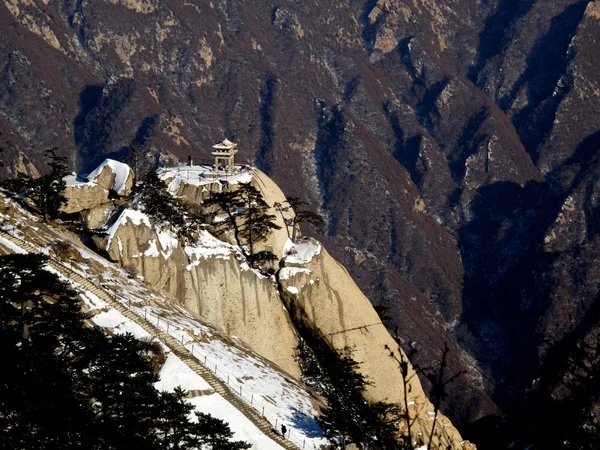 Shaanxi huashan umgeben von den Gipfeln des "Schachpavillons"" — Stockfoto
