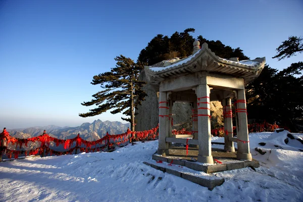 Shaanxi Huashan Dong Feng Feng-ting con el pino fénix citado —  Fotos de Stock