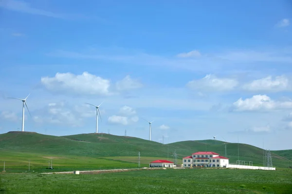 Mongolia wewnętrzna łąki keerqin na farmy wiatrowe — Zdjęcie stockowe