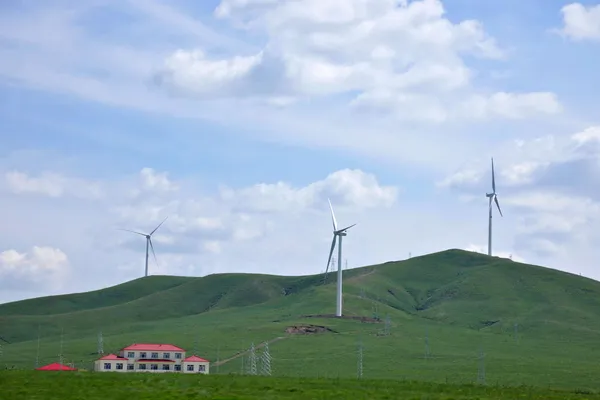 Mongolia wewnętrzna łąki keerqin na farmy wiatrowe — Zdjęcie stockowe