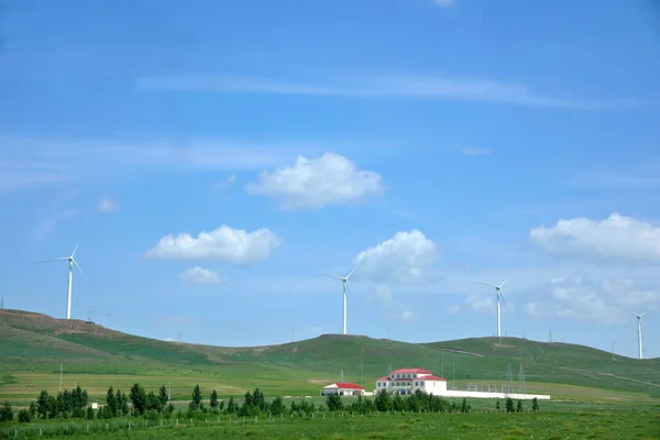 Mongolia wewnętrzna łąki keerqin na farmy wiatrowe — Zdjęcie stockowe