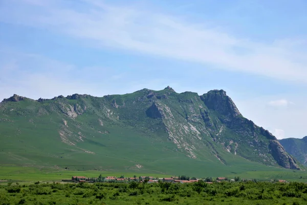 Внутренняя Монголия луга Keerqin в горах — стоковое фото