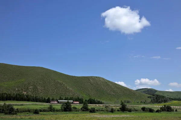 Aer hulunbeier graslanden in Binnen-Mongolië spoorwegvervoer trein running — Stockfoto