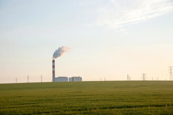 Binnen-Mongolië hulunbeier chenbaerhuqi warmtekrachtcentrales op de prairie — Stockfoto