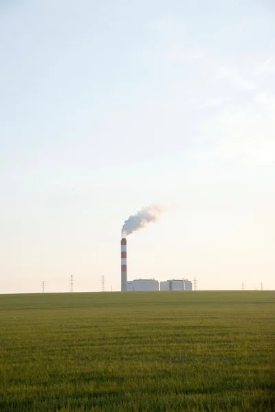 Binnen-Mongolië hulunbeier chenbaerhuqi warmtekrachtcentrales op de prairie — Stockfoto