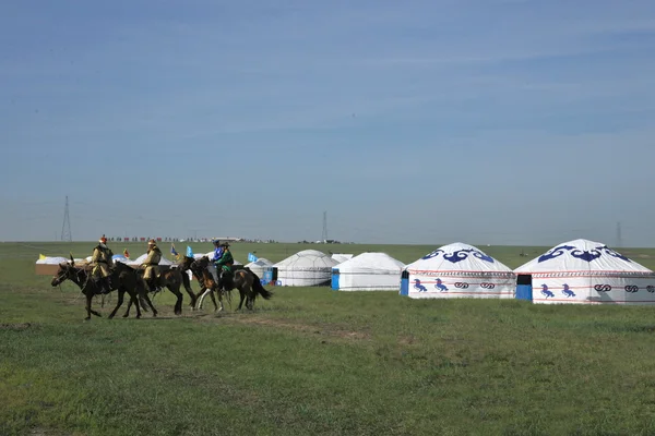 Pátios da Mongólia Interior Hulunbeier participar CHENBAERHUQI Naadam Pastores da Mongólia vai — Fotografia de Stock