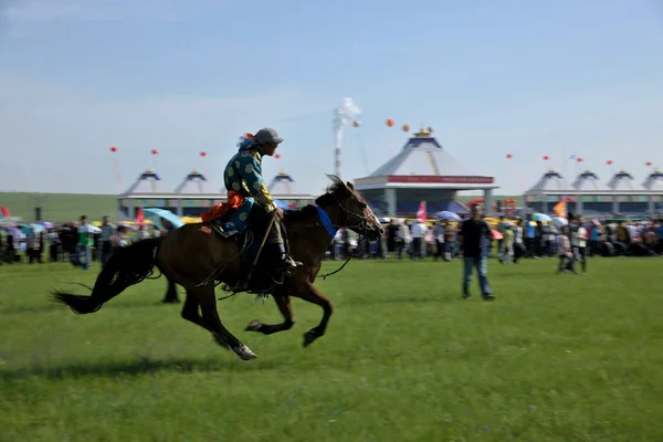 内蒙古自治区爾草原馬 chenbaerhuqi 遊牧民ナーダムに参加します。 — ストック写真