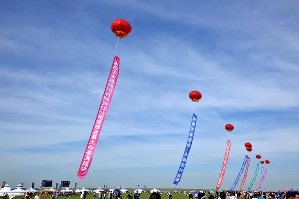 内蒙古呼伦贝尔草原参加饮茶 naadam 蒙古牧民将横幅与 — 图库照片