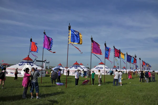 Inre Mongoliet hulunbeier gräsmark delta chenbaerhuqi naadam Mongoliska herders skulle banner med — Stockfoto