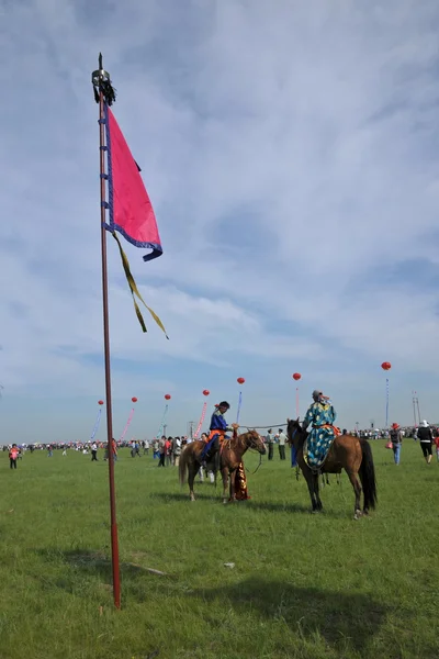 Inner Mongolia Hulunbeier pastagens participar CHENBAERHUQI Naadam pastores mongóis seria bandeira com — Fotografia de Stock