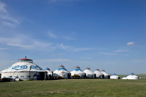 Binnen-Mongolië hulunbeier goud "china's eerste qushui" mergel rivier grasland rekening khan Mongoolse stammen yurt — Stockfoto