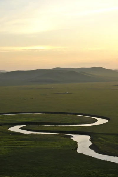Mongolia Interna Hulunbeier "primo Qushui della Cina" in mergel Golden Horde Khan Tribù mongole praterie lungo il fiume — Foto Stock