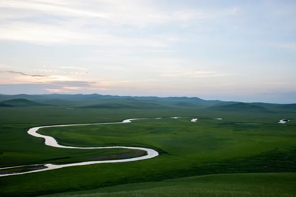 Mongolie intérieure Hulunbeier "Le premier Qushui de Chine" en mergel Horde d'or Khan Tribus mongoles prairies riveraines — Photo