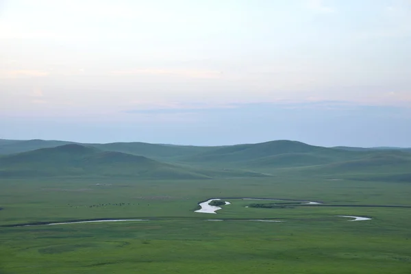 Mongolie intérieure Hulunbeier "Le premier Qushui de Chine" en mergel Horde d'or Khan Tribus mongoles prairies riveraines — Photo