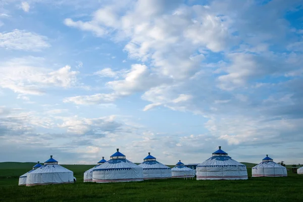 Mongolia Interior Hulunbeier Horda de Oro Khan Tribus mongolas yurtas y pancartas — Foto de Stock