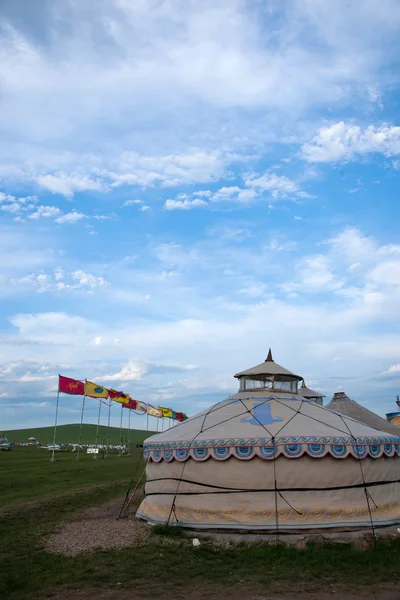 内蒙古呼伦贝尔金部落汗蒙古部落蒙古包和横幅 — 图库照片