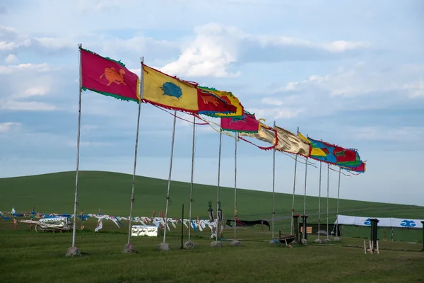 Mongolia Interior Hulunbeier Horda de Oro Khan Tribus mongolas yurtas y pancartas —  Fotos de Stock