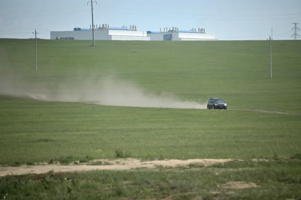 Mongolia Interior Hulunbeier CHENBAERHUQI coches en la pradera —  Fotos de Stock