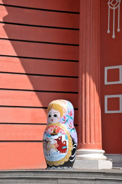 内蒙古自治区爾民芸海外旅行をする入れ子人形の前に各国際商業貿易ゾーン — ストック写真