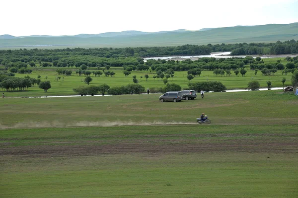 Binnen-Mongolië hulunbeier ergun wortel rivier wetland prairie benz motorfiets — Stockfoto