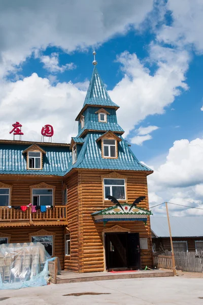 Внутренняя Mongolia Hulunbeier сумма Ergunaen и шикарный город Риверсайд небольшой фермерский дом — стоковое фото