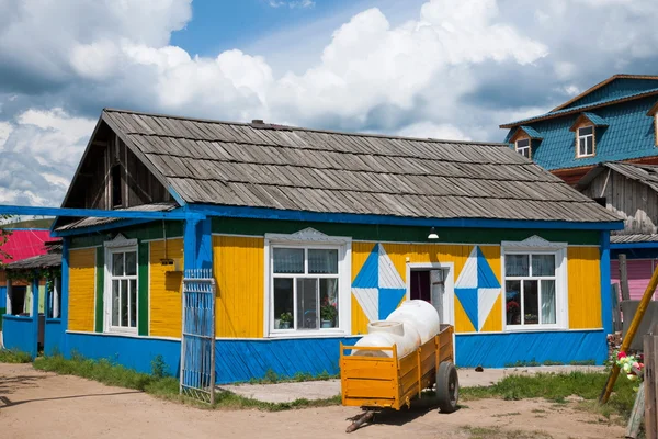 Vnitřní Mongolsko hulunbeier množství ergunaen a elegantní město u řeky malé stavení — Stock fotografie