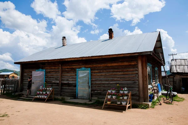 Inre Mongoliet hulunbeier belopp ergunaen och chic stad vid floden liten gård hus — Stockfoto