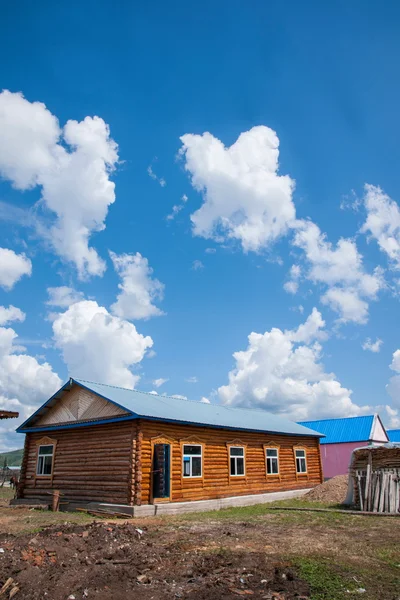 Inre Mongoliet hulunbeier belopp ergunaen och chic stad vid floden liten gård hus — Stockfoto