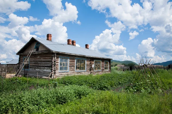 Mongolia Interior Hulunbeier cantidad Ergunaen y elegante ciudad de Riverside pequeña casa de campo — Foto de Stock