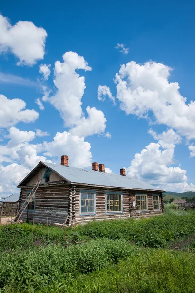 Mongolia Interior Hulunbeier cantidad Ergunaen y elegante ciudad de Riverside pequeña casa de campo — Foto de Stock