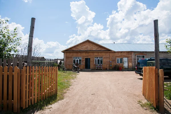 Mongolia Interior Hulunbeier cantidad Ergunaen y elegante ciudad de Riverside pequeña casa de campo — Foto de Stock