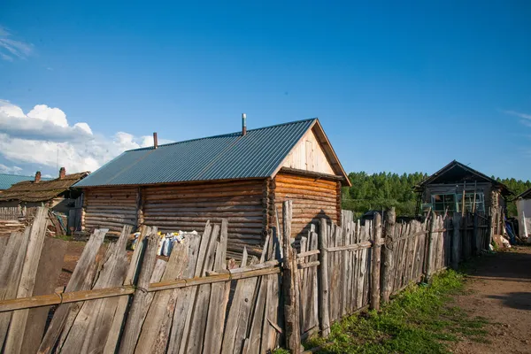 Mongólia Interior Hulunbeier quantidade Ergunaen e cidade chique de Riverside pequena casa de fazenda — Fotografia de Stock