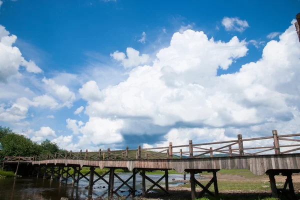 Innere Mongolei hulunbeier Menge ergunaen chic kleine Holzbrücke und die Stadt — Stockfoto