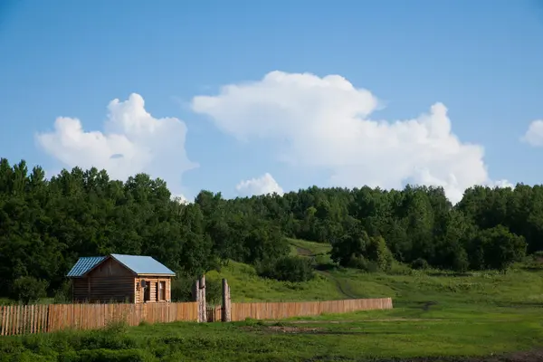 内蒙古呼伦贝尔金额 ergunaen 和别致小镇的河边小农场的房子 — 图库照片