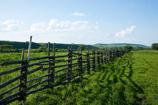Riverside grasslands of Inner Mongolia Hulunbeier Ergun wooden fence — Stock Photo, Image