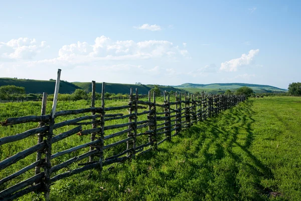 Łąki nad rzeką mongolia wewnętrzna hulunbeier ergun ogrodzenia drewniane — Zdjęcie stockowe