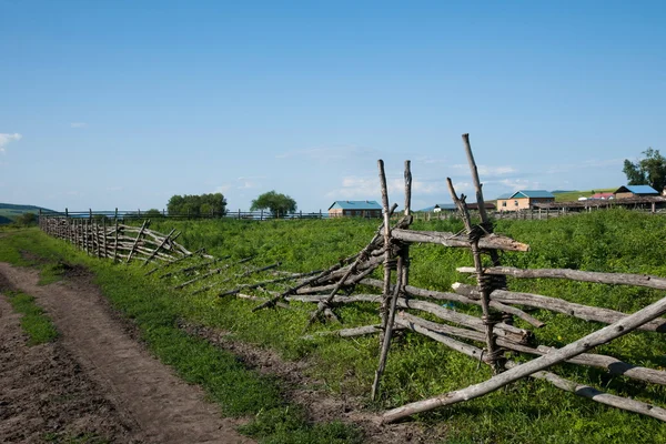 U řeky lučiny vnitřní Mongolsko hulunbeier Pavel dřevěný plot — Stock fotografie