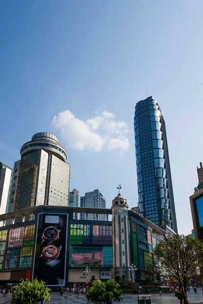 Chongqing city landmark "osvobozenecké monument" a komerční pódium — Stock fotografie
