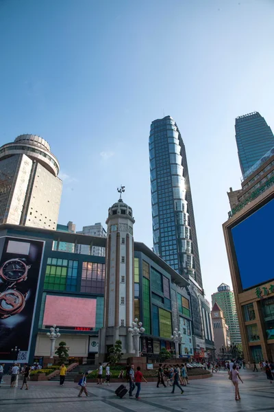 Chongqing City punto di riferimento "Liberation Monument" e il podio commerciale — Foto Stock