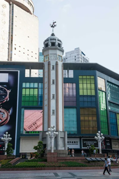 Ciudad de Chongqing hito "Monumento a la Liberación" y el podio comercial — Foto de Stock