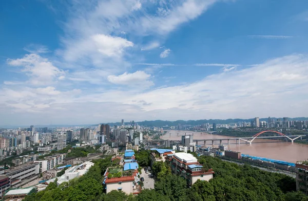 Distrito de Yuzhong, distrito de Jiangbei, península de Yuzhong y edificios — Foto de Stock