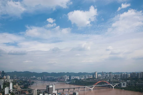 Yuzhong distriktet och södra bank området och caiyuanba yangtze river bridge — Stockfoto